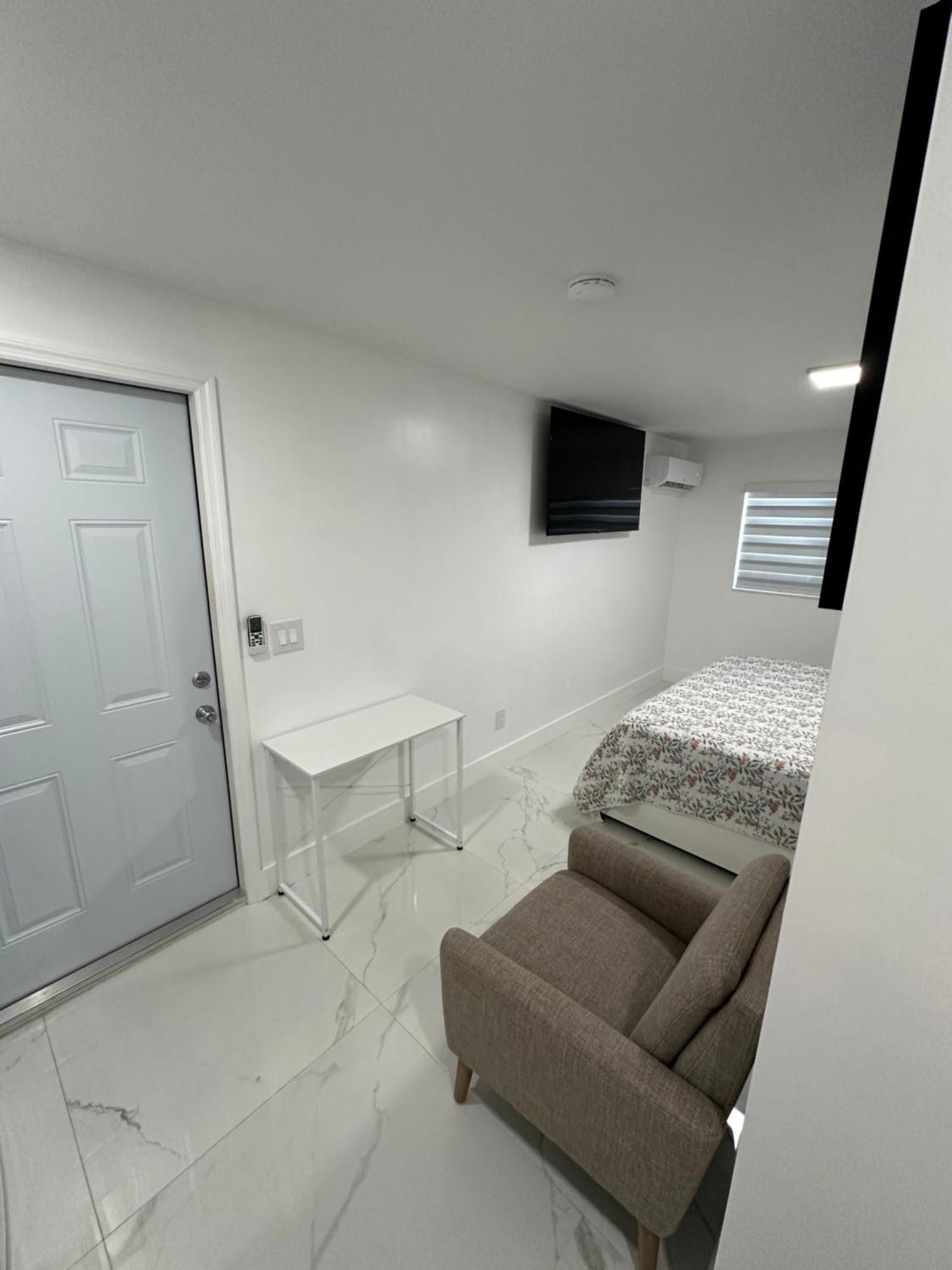 Adrien Guest Studio Miami Gardens Esterno foto